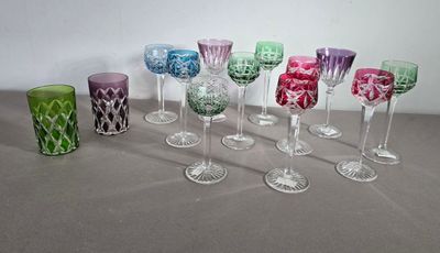 de nombreux verres à vin de différentes couleurs alignés sur une table