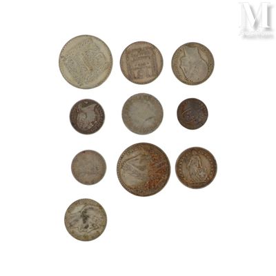 l'image d'un paquet de pièces de monnaie posé sur une surface blanche