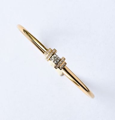 une image d'une bague en or et diamants sur fond blanc