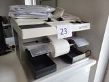 une pile de serviettes posée sur une étagère dans une salle de bains