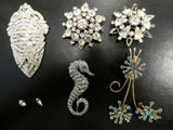 tout un tas de broches posées sur une table