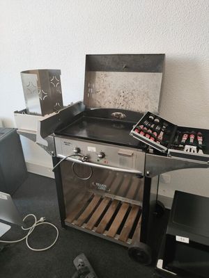 a grill that is sitting in the corner of a room