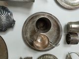 beaucoup d'objets en argent qui se trouvent sur la table