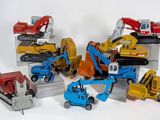 de nombreux véhicules miniatures posés sur une surface blanche