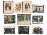 plusieurs vieilles photographies en noir et blanc représentant des hommes et des femmes avec des parapluies