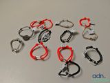 beaucoup de bracelets posés sur une table