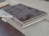 de nombreuses pièces de bois posées sur une palette dans un entrepôt