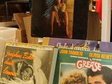 beaucoup de disques vinyles sur le comptoir du magasin