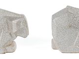 une paire de serre-livres en forme d'éléphants en céramique blanche sur fond blanc