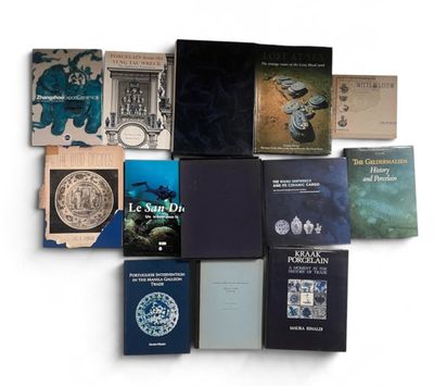 plusieurs livres sont empilés sur une surface blanche
