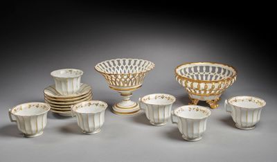 une image représentant un ensemble de plats et de tasses blancs et dorés