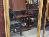 un miroir posé par terre devant une table