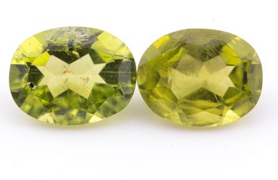 deux saphirs jaunes sur fond blanc
