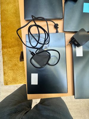 deux ordinateurs portables posés sur une table