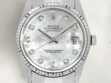 un gros plan d'une montre au cadran serti de diamants, montée sur un bracelet