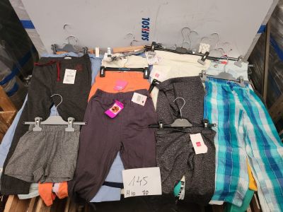 Lot de 70 pantalons et shorts enfant modèles et tailles diff…