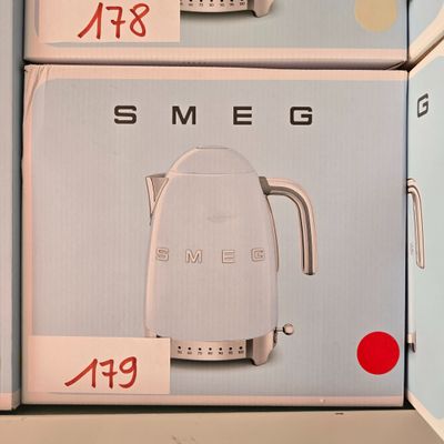 Deux cartons de bouilloires Smeg sont exposés dans un magasin