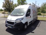 une camionnette blanche garée dans un parking