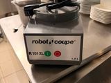 une machine posée sur le comptoir d'une cuisine