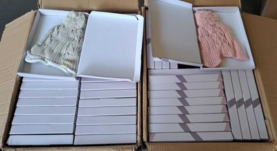 deux cartons remplis de vêtements posés sur une table