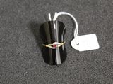 une bague posée sur une souris d'ordinateur, avec une étiquette de prix dessus