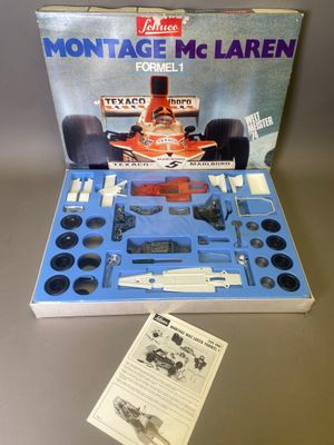 une boîte contenant un modèle de voiture de course