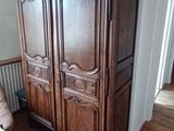 un salon équipé d'un canapé, d'une table basse et d'une armoire