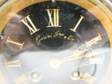 un gros plan d'une horloge avec des chiffres romains
