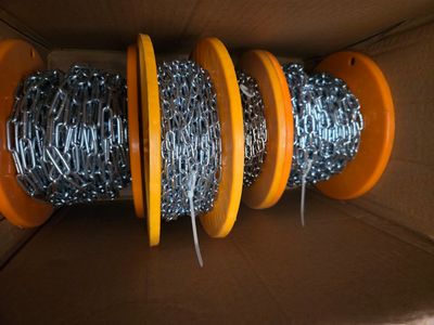 plusieurs rouleaux de fil d'acier galvanisé dans une boîte en carton