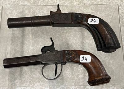 deux armes exposées dans une vitrine