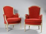 paire de fauteuils de style Louis XVI avec coussins rembourrés rouges