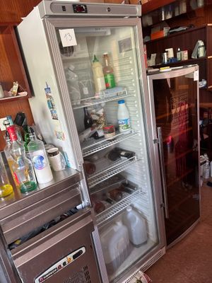 deux réfrigérateurs ouverts dans une cuisine