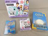 trois livres pour enfants et un appareil photo sont posés sur un canapé