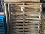 une pile de palettes en bois posées par terre