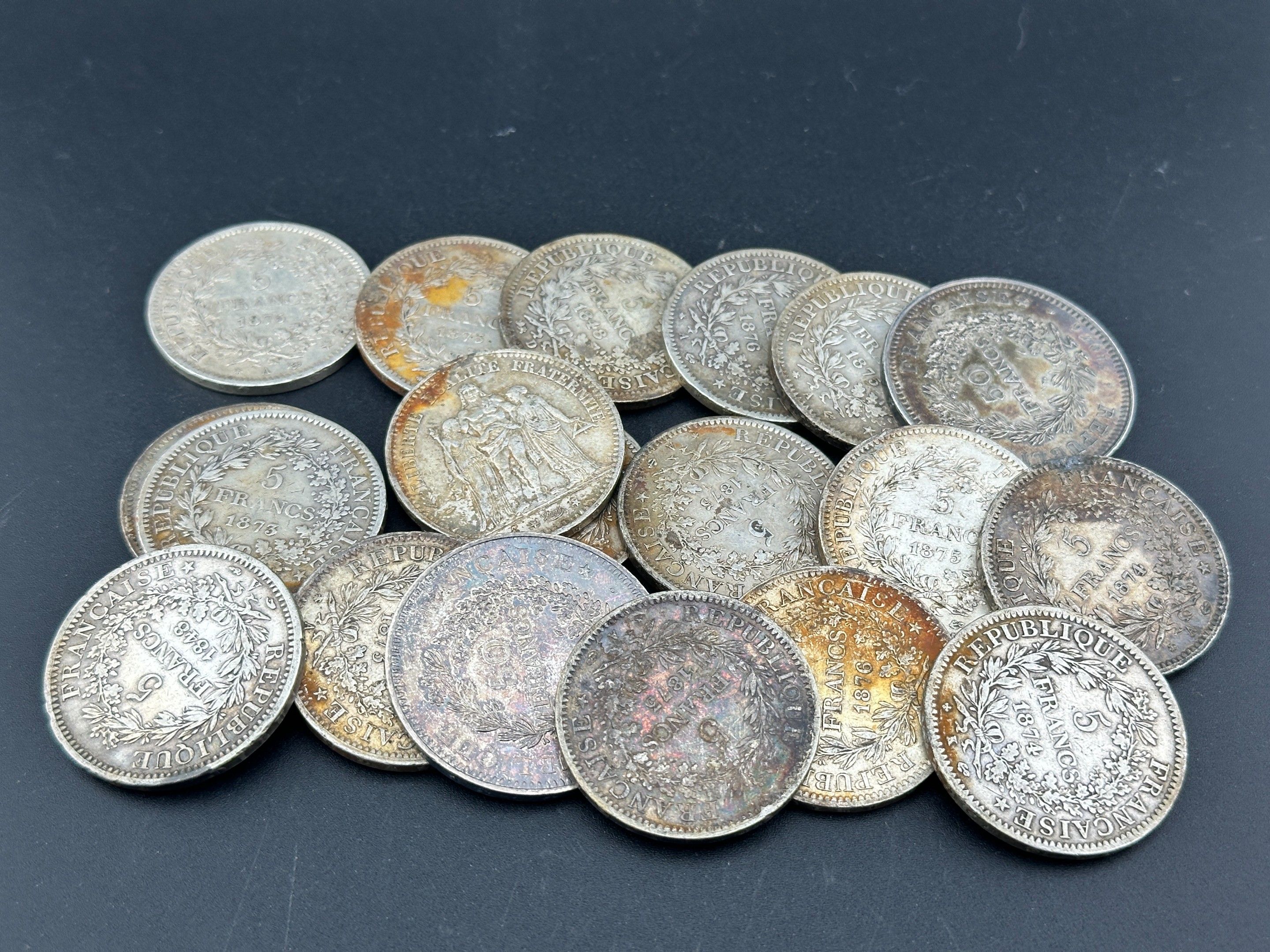 17 monnaie de 5 Francs Hercule et 2 monnaie de 50 Francs.