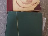 deux livres posés par terre l'un à côté de l'autre