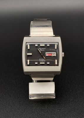 une montre posée sur un support sur une table