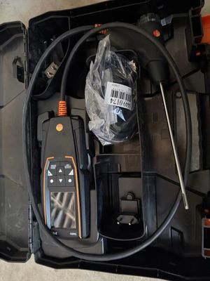 une mallette noire avec des outils à l'intérieur sur le sol