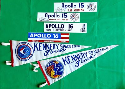 des drapeaux et des autocollants sont disposés sur une nappe verte