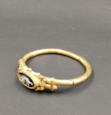 gros plan d'une bague en or avec une pierre au milieu