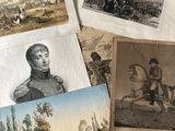 de nombreuses vieilles photos d'hommes et de chevaux sur la table