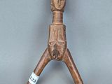 figurine en bois représentant un homme coiffé d'un chapeau