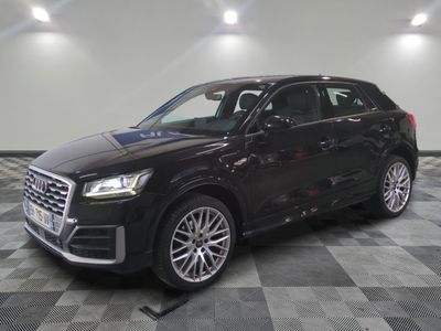 un SUV Audi noir garé sur un sol à damier dans un showroom