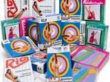 Plusieurs boîtes de préservatifs sont empilées les unes sur les autres