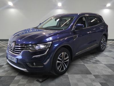 une voiture bleue est garée dans une pièce au sol à carreaux
