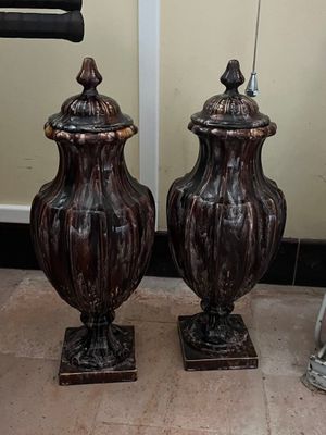 deux vases posés par terre l'un à côté de l'autre
