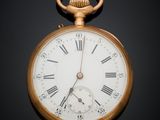 une montre de poche en or avec des chiffres romains