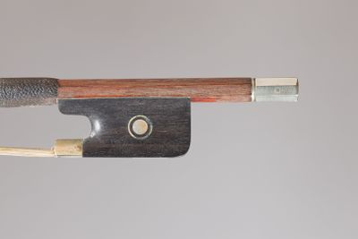 Archet de violon de MORIZOT Frères, fait vers 1955, en bois …