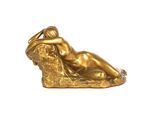 statue d'une femme allongée sur un oreiller, posée sur une surface blanche