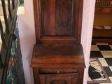 un meuble en bois surmonté d'une horloge